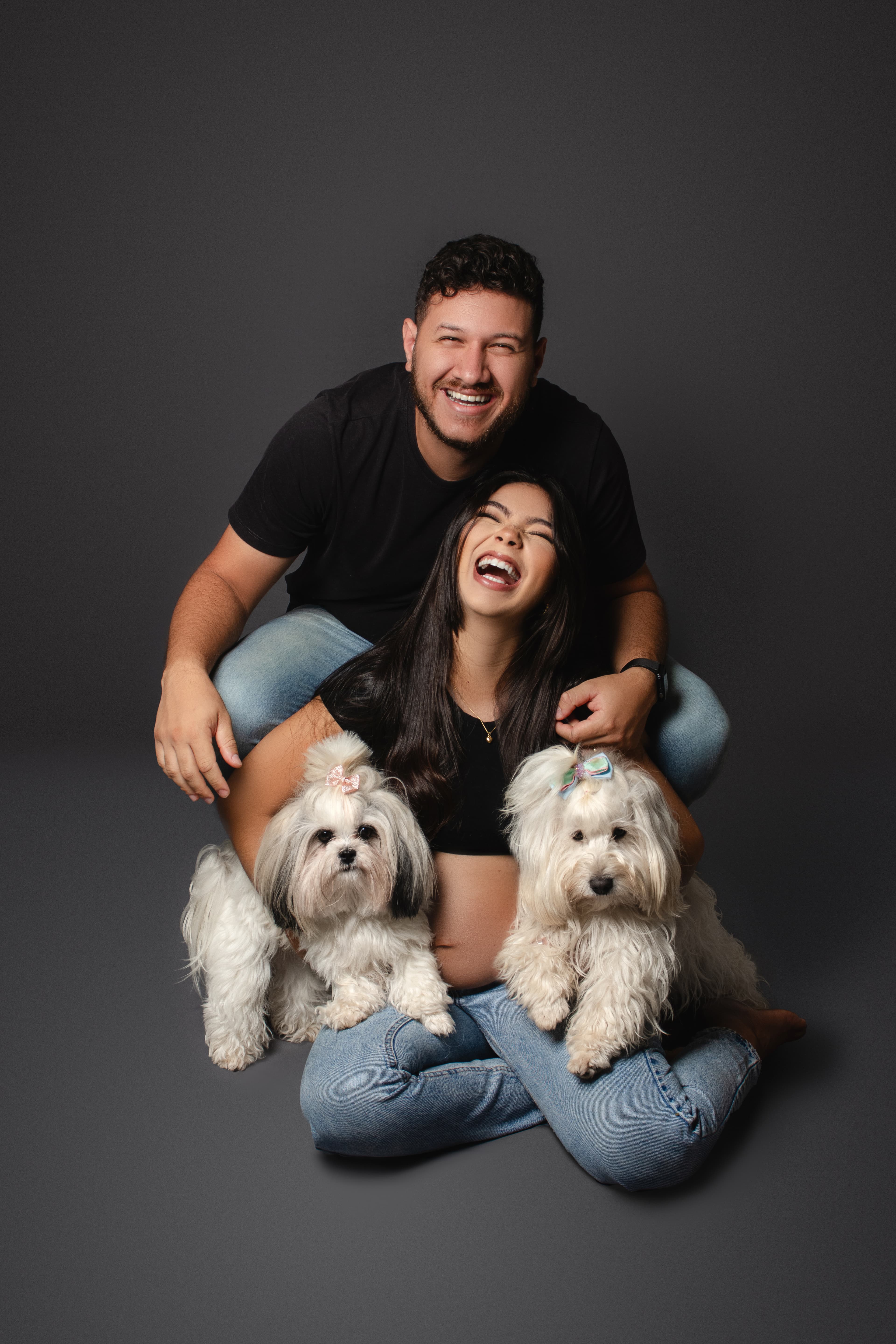 William, Nayara e as cachorras, durante o ensaio de gestante da filha do casal