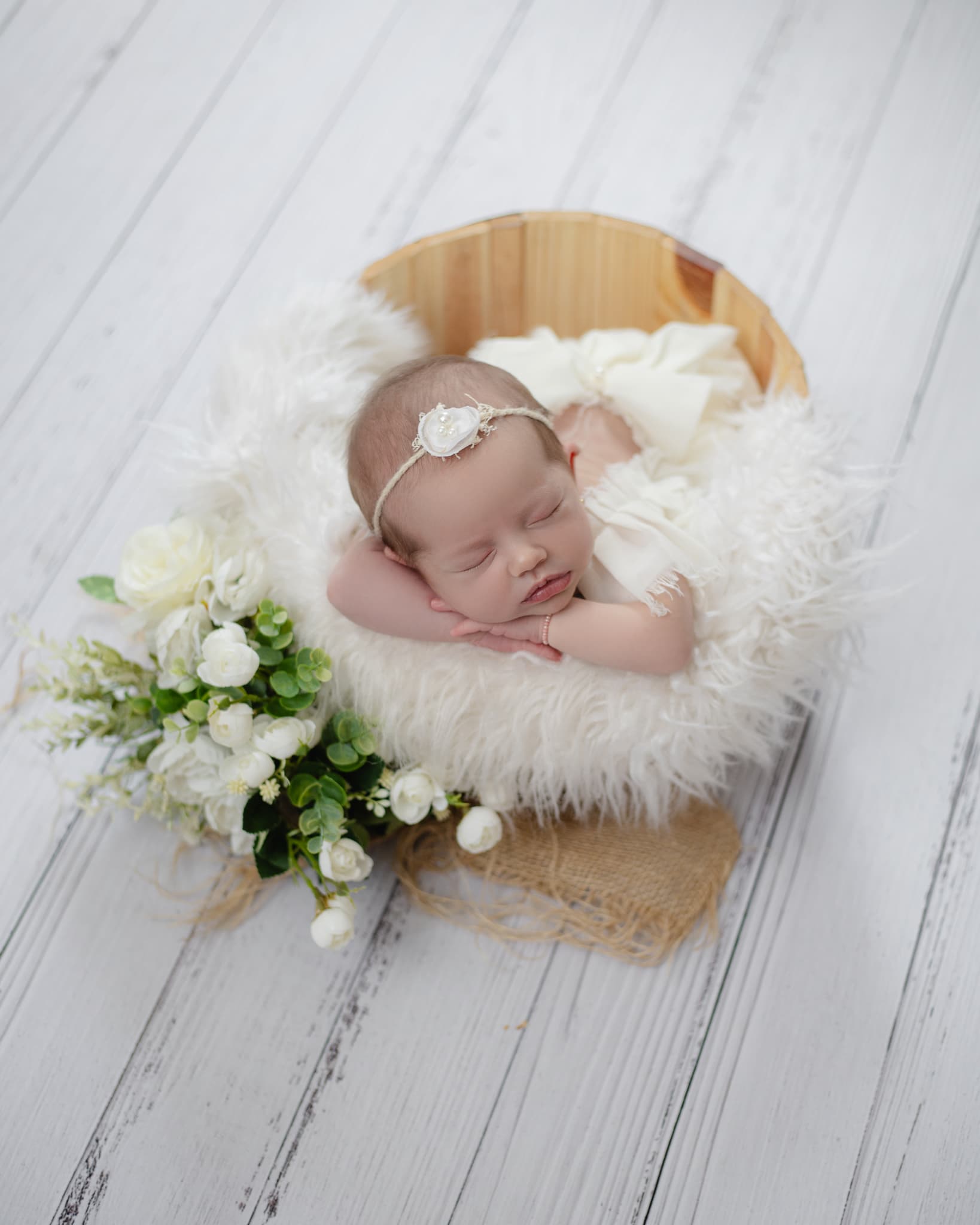 Ensaio newborn tradicional com fundo