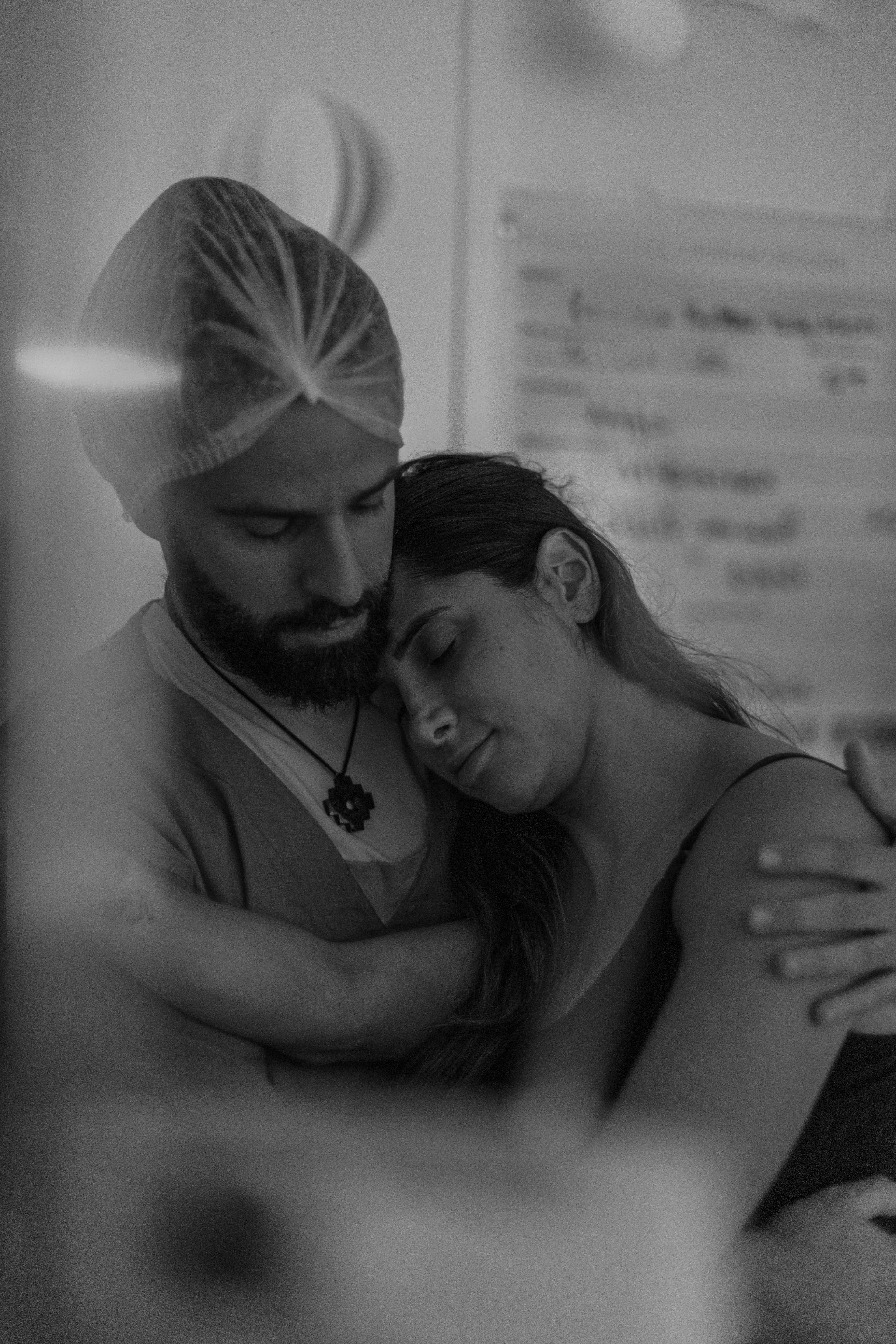 Acompanhante ao lado da mãe durante o parto
